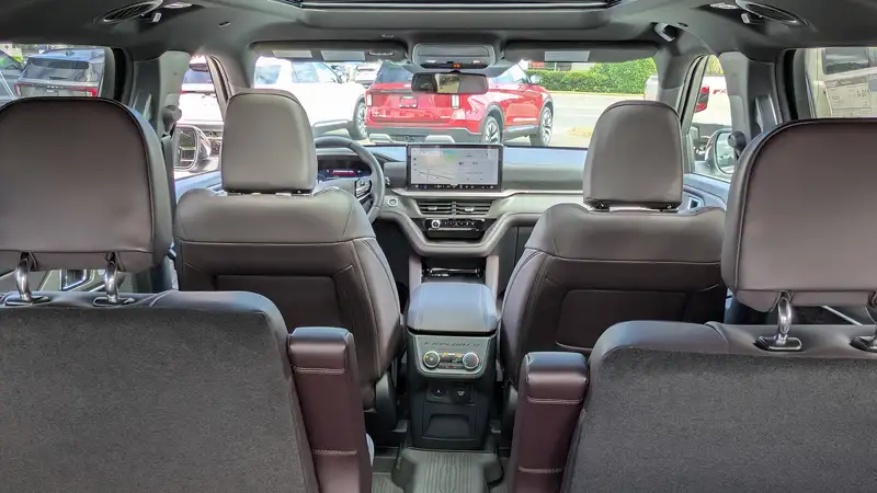 2026 Ford Explorer, bílá, 1 444 km, dovoz Kanada — foto 9 z 12