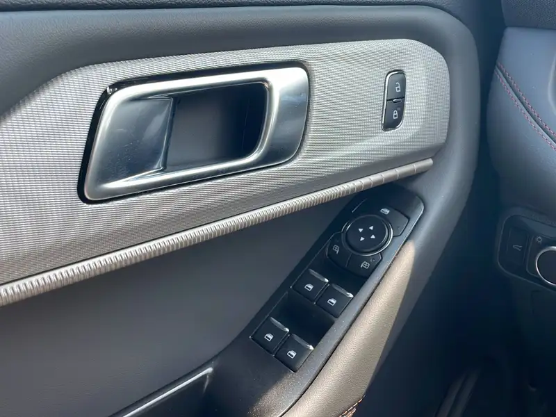 2026 Ford Explorer Active 200A, černá, dovoz Kanada — foto 12 z 12