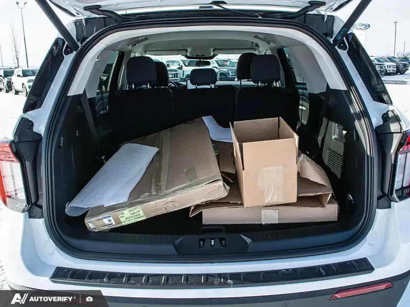 2026 Ford Explorer Active, bílá, 2 088 km, dovoz Kanada — foto 11 z 12
