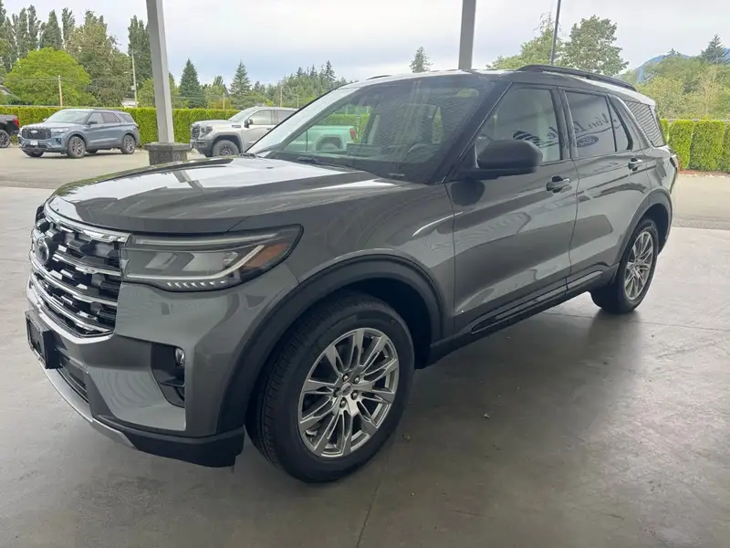 2026 Ford Explorer Active w/200A Pkg, šedá, 6 km, dovoz Kanada — foto 8 z 12