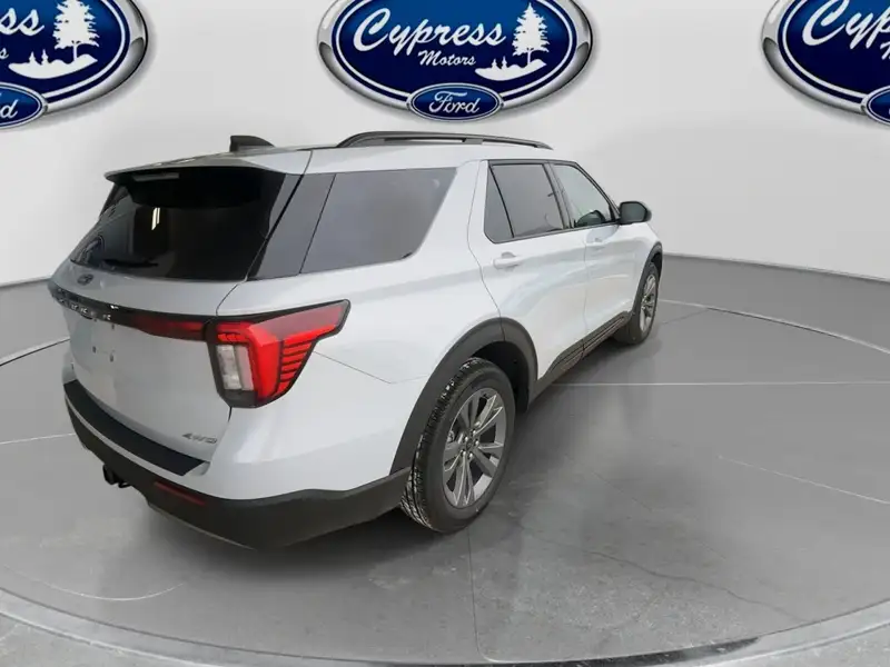 2026 Ford Explorer Active W/200a Pkg, bílá, 30 km, dovoz Kanada — foto 9 z 12