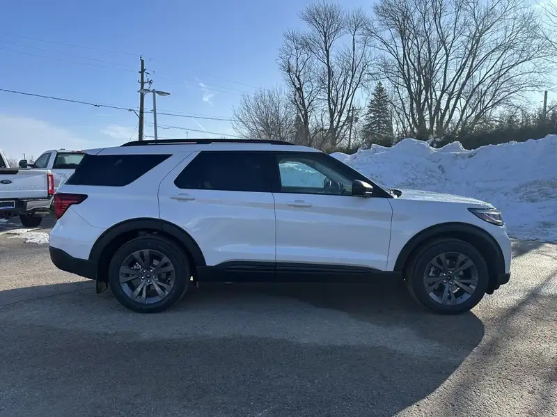 2026 Ford Explorer Active w/200A Pkg, bílá, 7 614 km, dovoz Kanada — foto 4 z 12