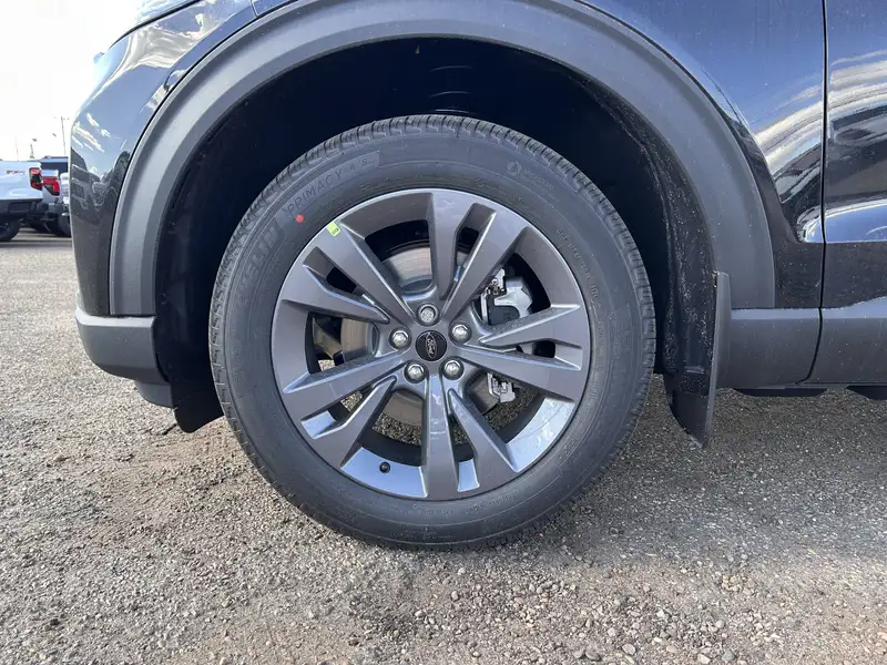 2027 Ford Explorer Active, černá, 15 km, dovoz Kanada — foto 3 z 12