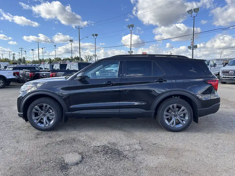 2027 Ford Explorer Active, černá, 15 km, dovoz Kanada — foto 4 z 12