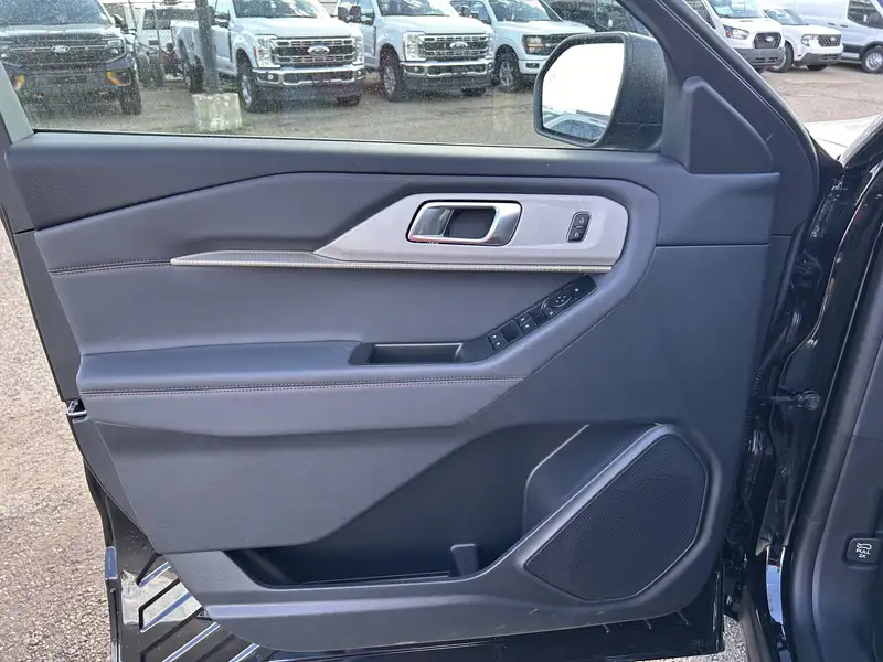 2027 Ford Explorer Active, černá, 15 km, dovoz Kanada — foto 5 z 12