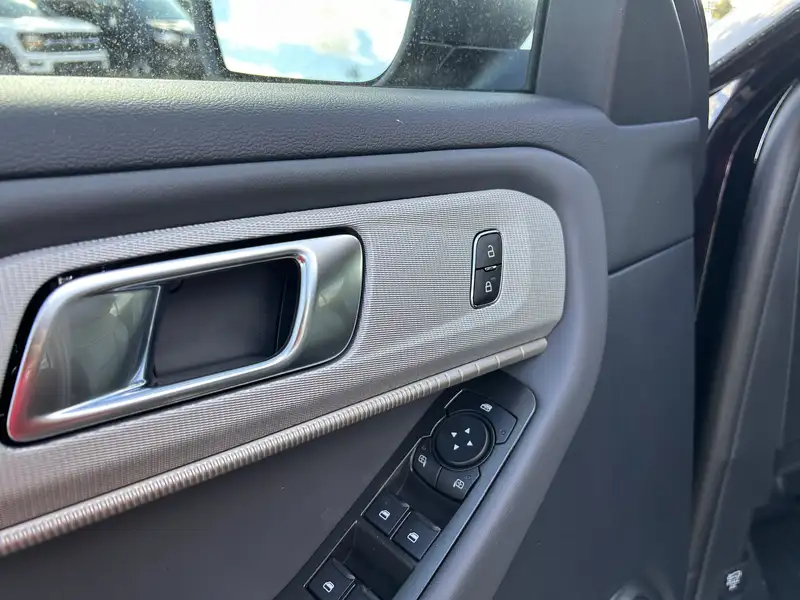 2027 Ford Explorer Active, černá, 15 km, dovoz Kanada — foto 6 z 12