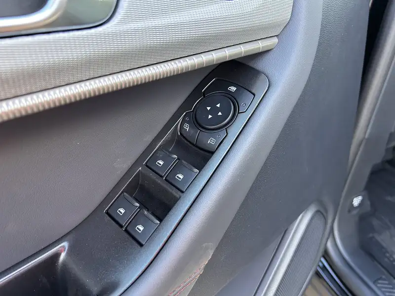 2027 Ford Explorer Active, černá, 15 km, dovoz Kanada — foto 7 z 12
