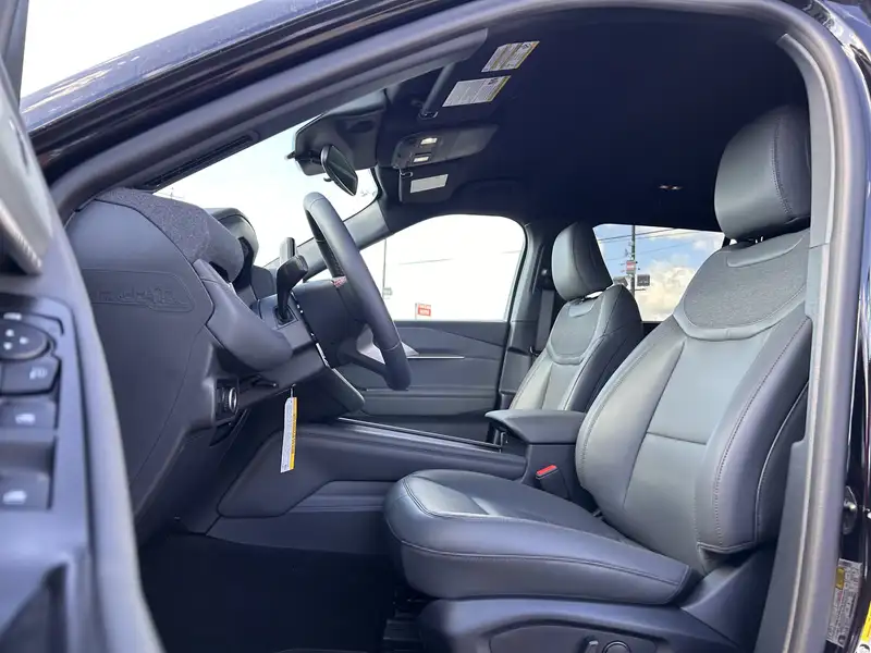 2027 Ford Explorer Active, černá, 15 km, dovoz Kanada — foto 8 z 12