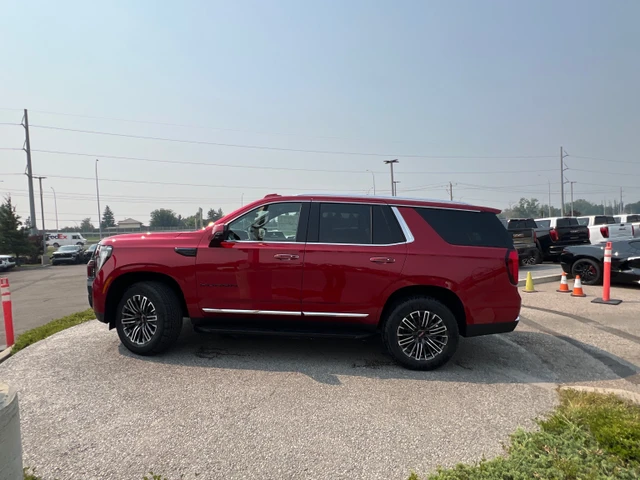 2026 GMC Yukon Elevation, červená, 9 km, dovoz Kanada — foto 2 z 4