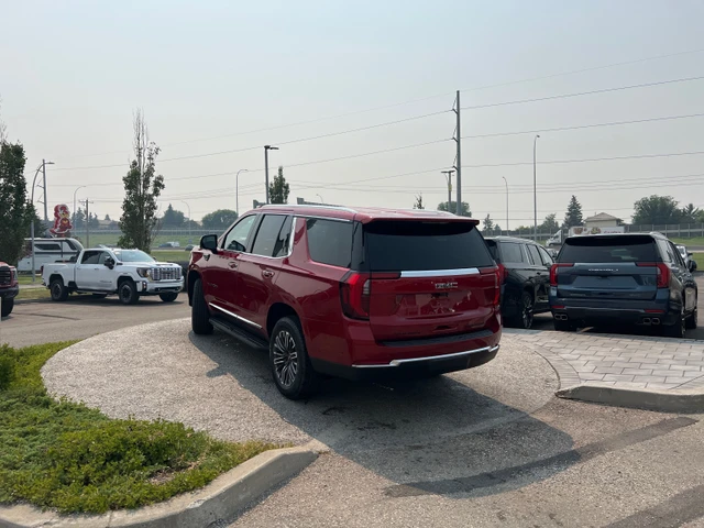 2026 GMC Yukon Elevation, červená, 9 km, dovoz Kanada — foto 3 z 4
