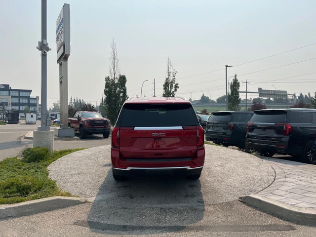 2026 GMC Yukon Elevation, červená, 9 km, dovoz Kanada — foto 4 z 4