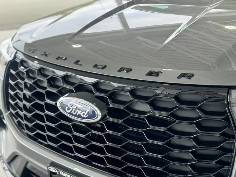 2026 Ford Explorer ST-Line, šedá, 8 km, dovoz Kanada — foto 10 z 12