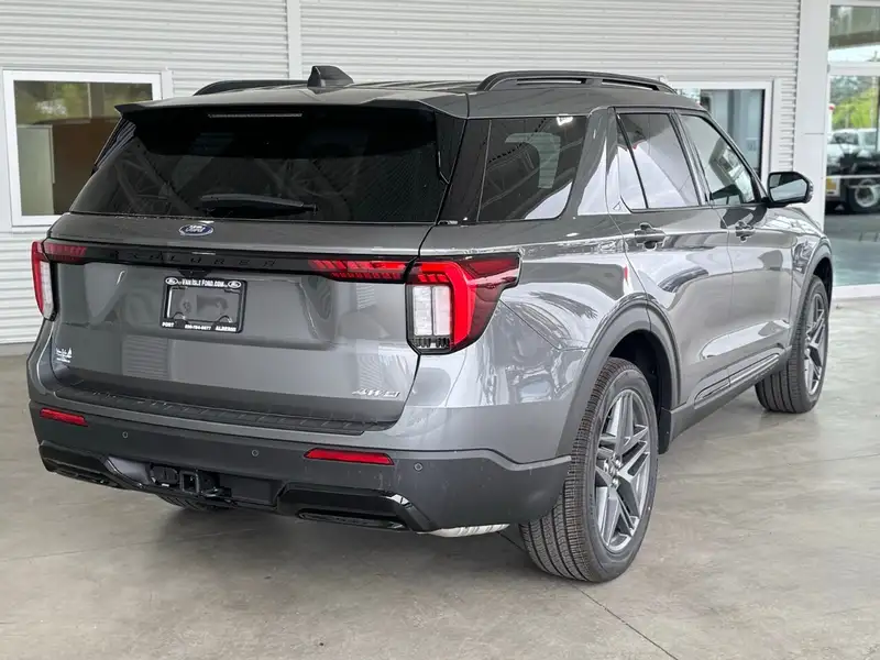 2026 Ford Explorer ST-Line, šedá, 8 km, dovoz Kanada — foto 4 z 12