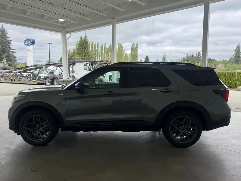 2026 Ford Explorer ST-Line, šedá, 8 km, dovoz Kanada — foto 7 z 12