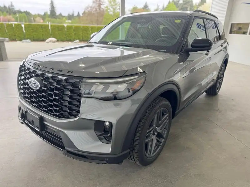 2026 Ford Explorer ST-Line, šedá, 8 km, dovoz Kanada — foto 8 z 12