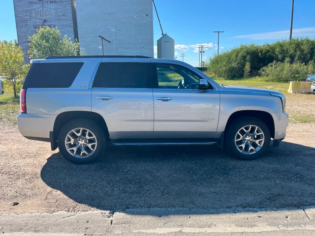 2019 GMC Yukon, stříbrná, 141 000 km, dovoz Kanada — foto 2 z 5