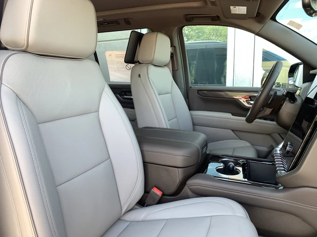 2026 GMC Yukon Elevation, stříbrná, 532 km, dovoz Kanada — foto 2 z 4