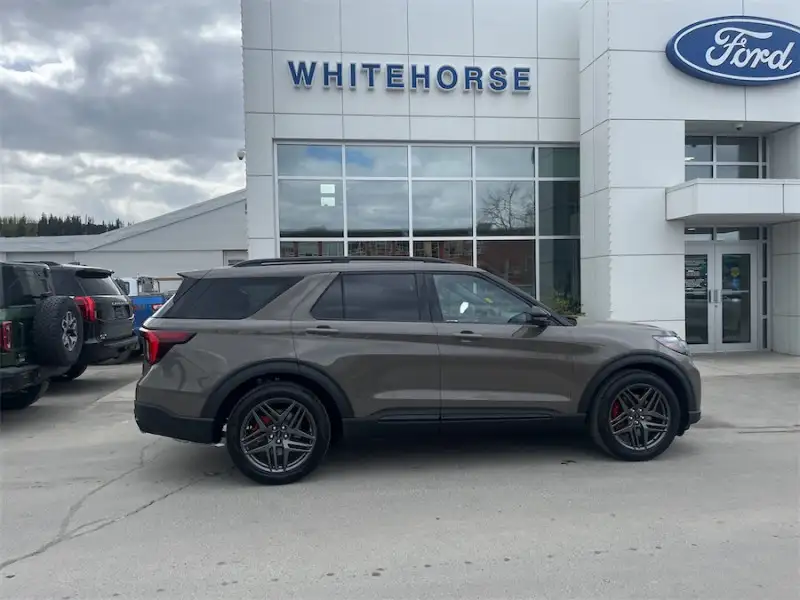 2026 Ford Explorer ST, šedá, 7 km, dovoz Kanada — foto 2 z 12