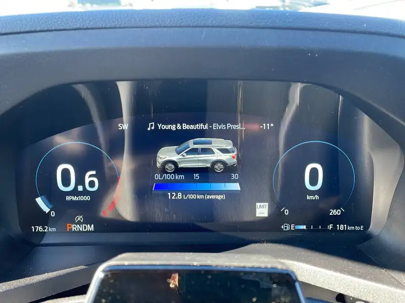 2026 Ford Explorer ST 400A, bílá, dovoz Kanada — foto 11 z 12
