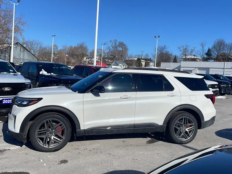 2026 Ford Explorer ST 400A, bílá, dovoz Kanada — foto 2 z 12