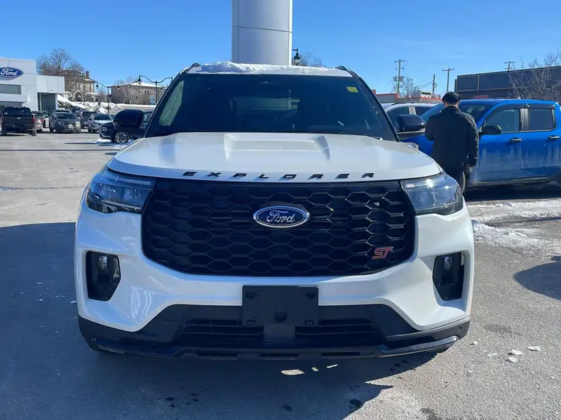 2026 Ford Explorer ST 400A, bílá, dovoz Kanada — foto 8 z 12