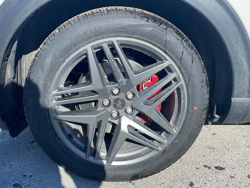 2026 Ford Explorer ST 400A, bílá, dovoz Kanada — foto 9 z 12