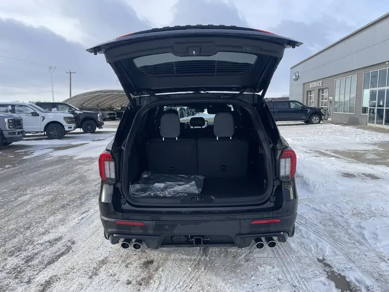2026 Ford Explorer ST, černá, 7 km, dovoz Kanada — foto 9 z 12