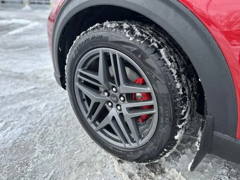 2026 Ford Explorer ST, červená, 10 km, dovoz Kanada — foto 9 z 12