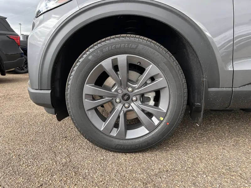 2027 Ford Explorer Active, šedá, 15 km, dovoz Kanada — foto 3 z 12