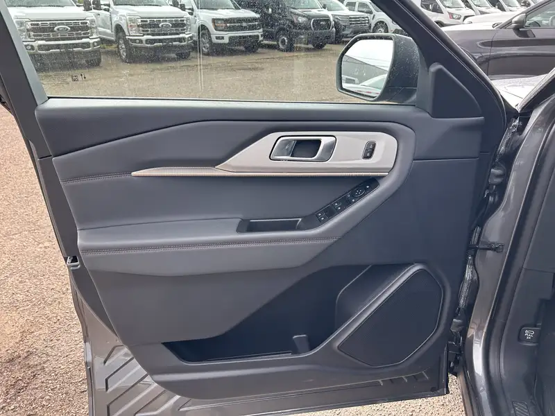 2027 Ford Explorer Active, šedá, 15 km, dovoz Kanada — foto 5 z 12