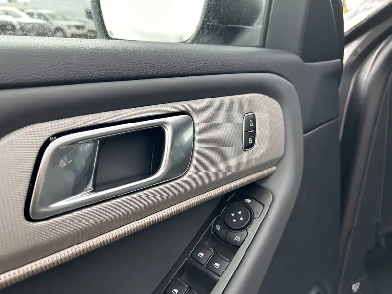 2027 Ford Explorer Active, šedá, 15 km, dovoz Kanada — foto 6 z 12