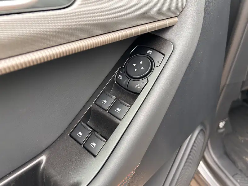 2027 Ford Explorer Active, šedá, 15 km, dovoz Kanada — foto 7 z 12