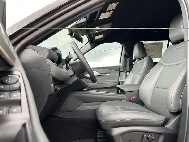 2027 Ford Explorer Active, šedá, 15 km, dovoz Kanada — foto 8 z 12