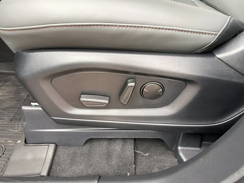2027 Ford Explorer Active, šedá, 15 km, dovoz Kanada — foto 9 z 12