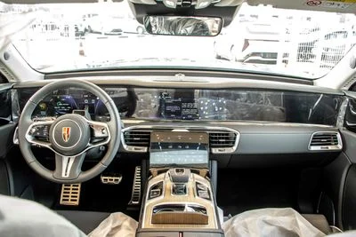 2025 Hongqi EHS9 FLAGSHIP, černá, 0 km, dovoz SAE — foto 13 z 17