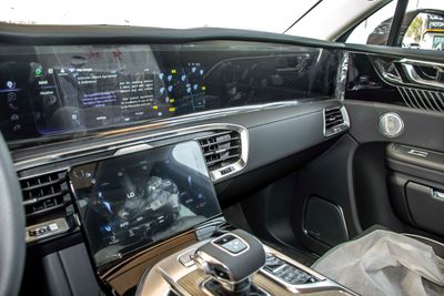 2025 Hongqi EHS9 FLAGSHIP, černá, 0 km, dovoz SAE — foto 14 z 17