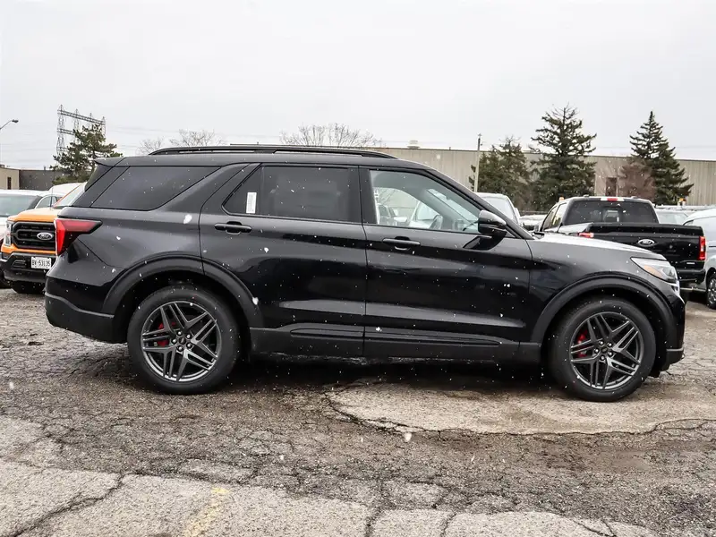 2026 Ford Explorer ST, černá, 50 km, dovoz Kanada — foto 3 z 12