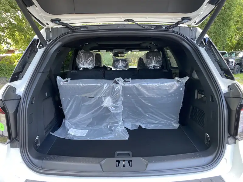2027 Ford Explorer Platinum, černá, 0 km, dovoz Kanada — foto 5 z 12