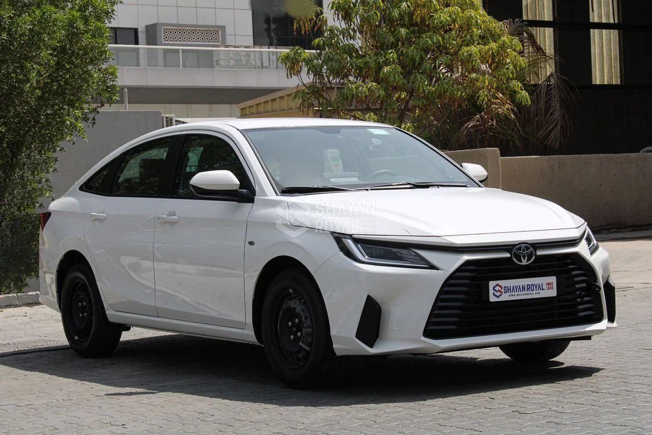 2026 Toyota Yaris E, bílá, 0 km, dovoz SAE — foto 1