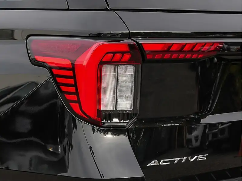 2026 Ford Explorer Active w/200A Pkg, černá, 50 km, dovoz Kanada — foto 10 z 10