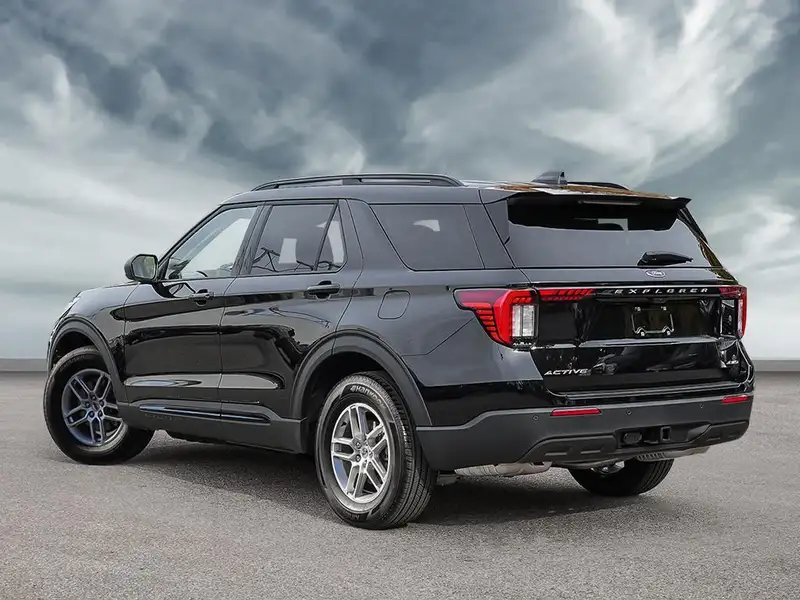 2026 Ford Explorer Active w/200A Pkg, černá, 50 km, dovoz Kanada — foto 4 z 10