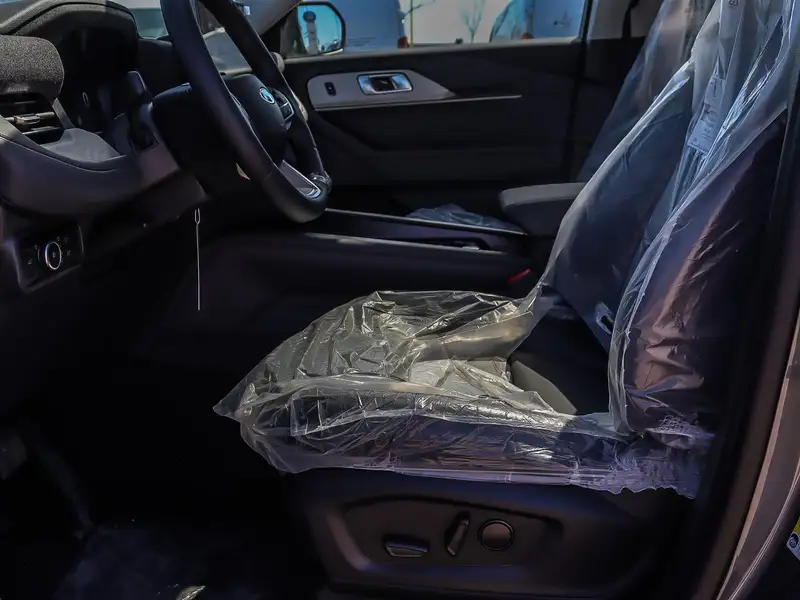 2026 Ford Explorer Active, šedá, 50 km, dovoz Kanada — foto 10 z 12