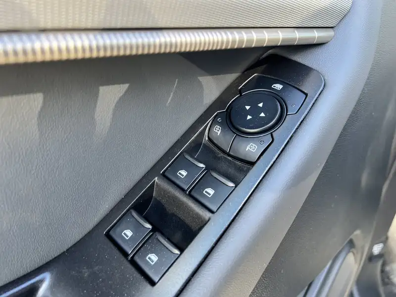 2027 Ford Explorer Active, modrá, 6 km, dovoz Kanada — foto 6 z 12
