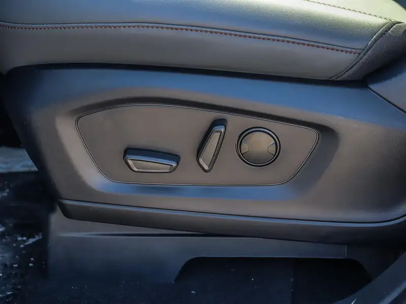 2026 Ford Explorer Active, modrá, 50 km, dovoz Kanada — foto 11 z 12