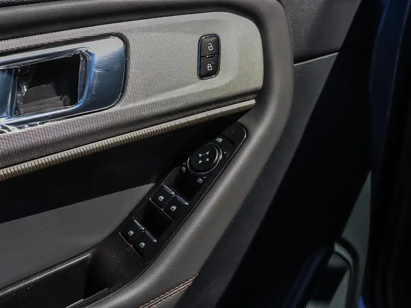 2026 Ford Explorer Active, modrá, 50 km, dovoz Kanada — foto 8 z 12