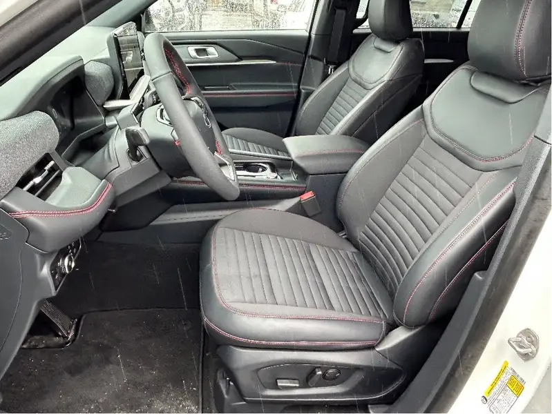 2026 Ford Explorer, bílá, 123 km, dovoz Kanada — foto 12 z 12
