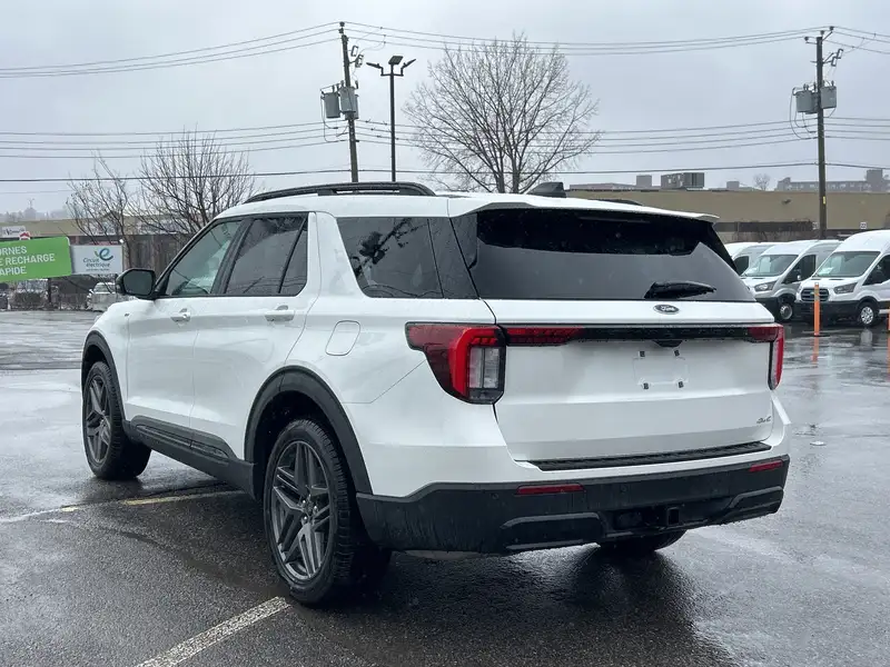 2026 Ford Explorer, bílá, 123 km, dovoz Kanada — foto 4 z 12