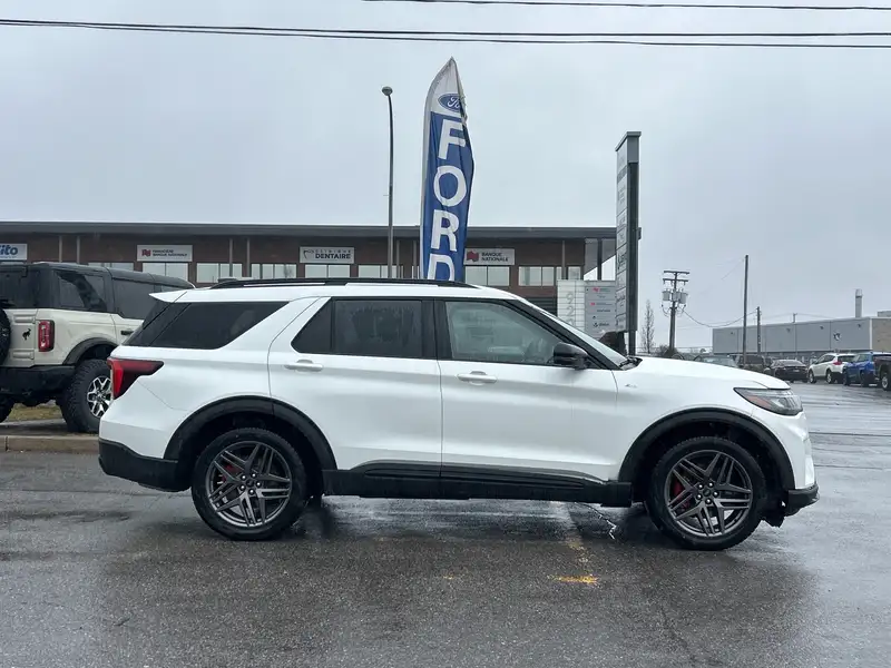 2026 Ford Explorer, bílá, 123 km, dovoz Kanada — foto 7 z 12