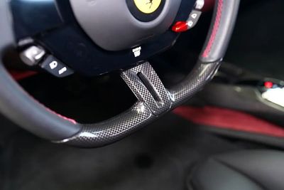 2024 Ferrari 296 GTS, červená, 60 km, dovoz SAE — foto 10 z 20