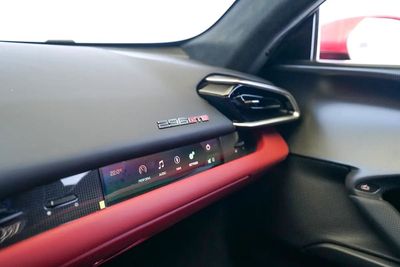2024 Ferrari 296 GTS, červená, 60 km, dovoz SAE — foto 12 z 20